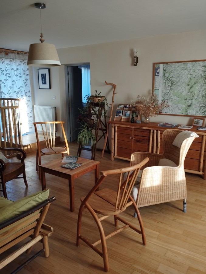 Le salon à disposition des hôtes, idéal pour se reposer après une randonnée.