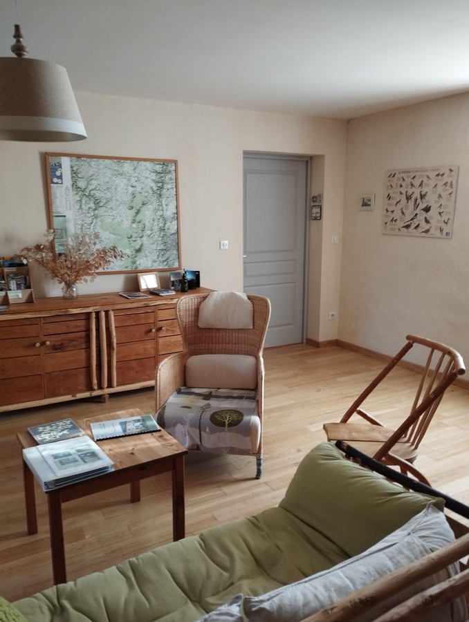 Le salon à disposition des hôtes, idéal pour se reposer après une randonnée.