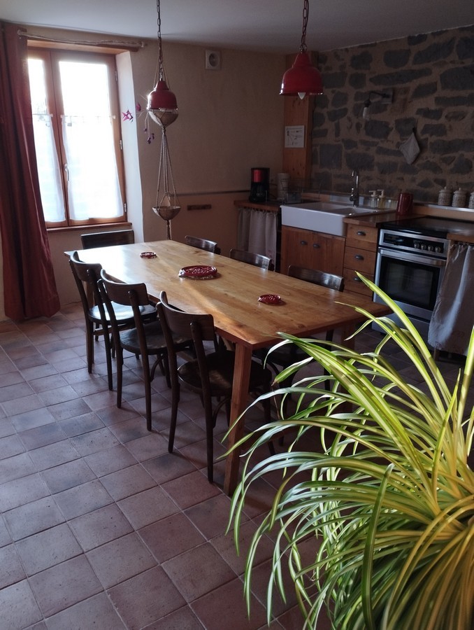 La cuisine à disposition des hôtes des chambres d'hôtes Les Ombelles.