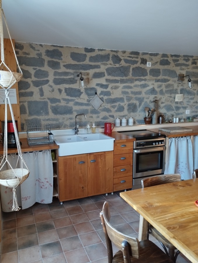 La cuisine à disposition des hôtes des chambres d'hôtes Les Ombelles.