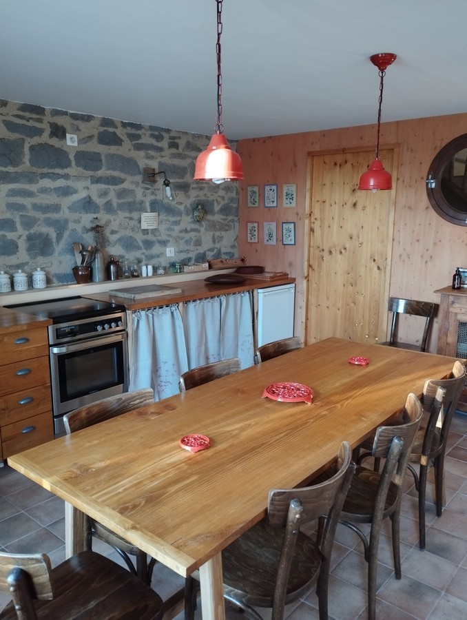 La cuisine à disposition des hôtes des chambres d'hôtes Les Ombelles.