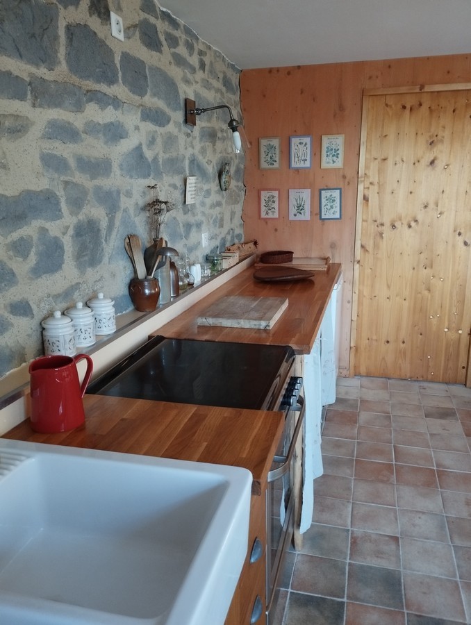 La cuisine à disposition des hôtes des chambres d'hôtes Les Ombelles.