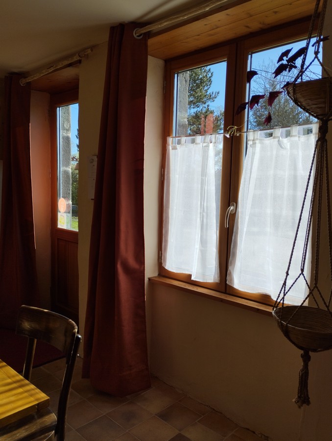 La cuisine à disposition des hôtes des chambres d'hôtes Les Ombelles.