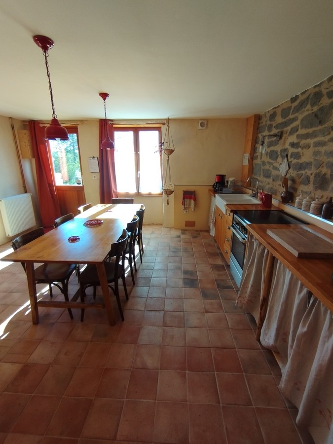 La cuisine à disposition des hôtes des chambres d'hôtes Les Ombelles.