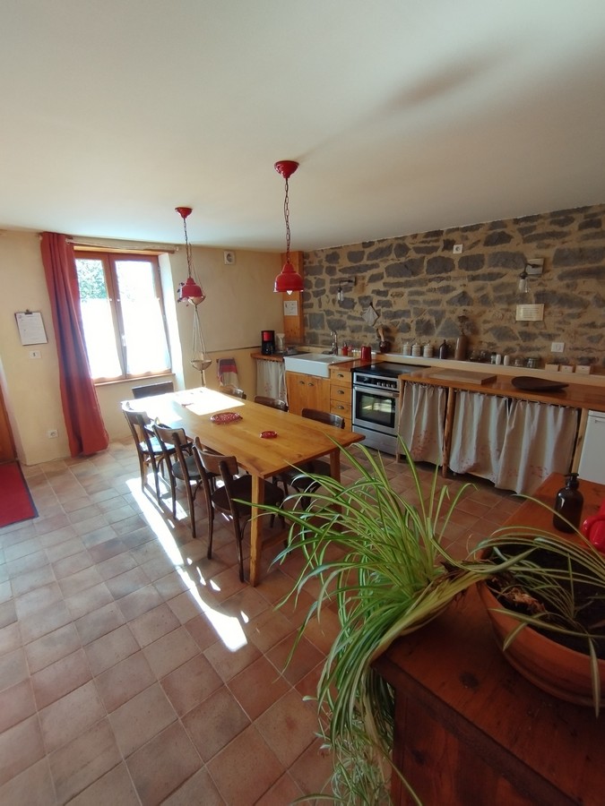 La cuisine à disposition des hôtes des chambres d'hôtes Les Ombelles.