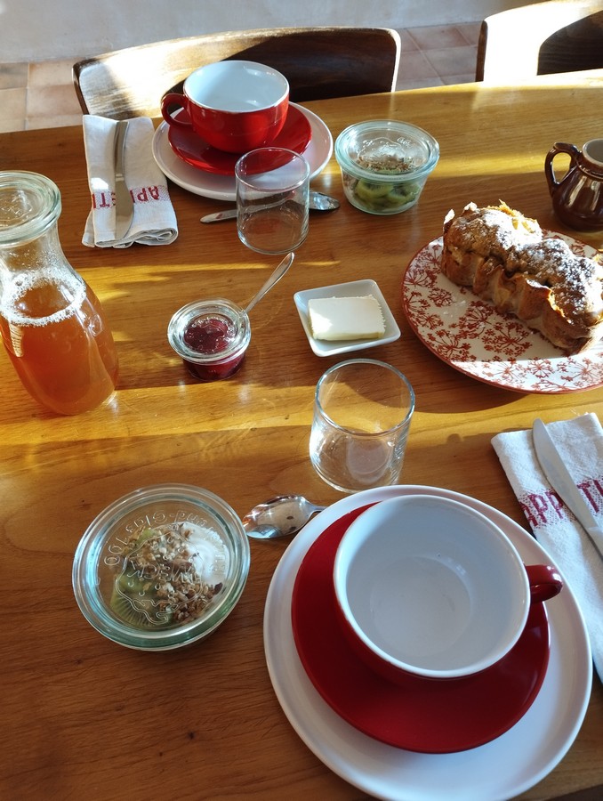 Petit-déjeuner BIO et local des chambres d'hôtes Les Ombelles.