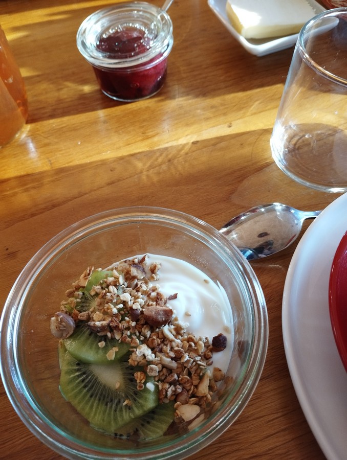 Petit-déjeuner BIO et local des chambres d'hôtes Les Ombelles.