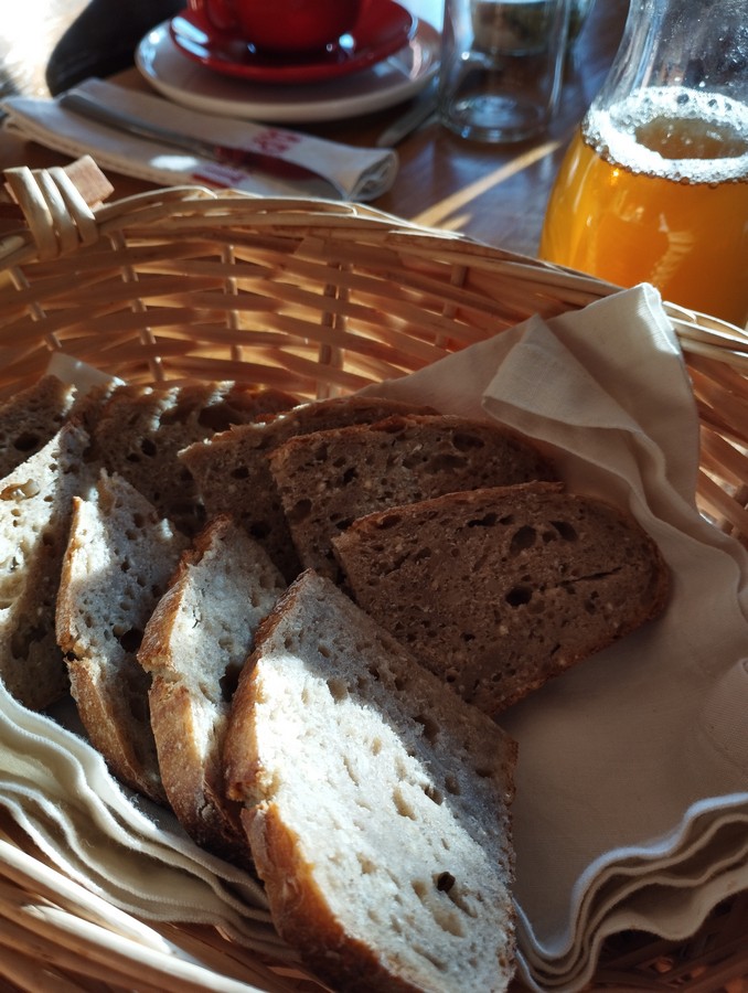 Petit-déjeuner BIO et local des chambres d'hôtes Les Ombelles.