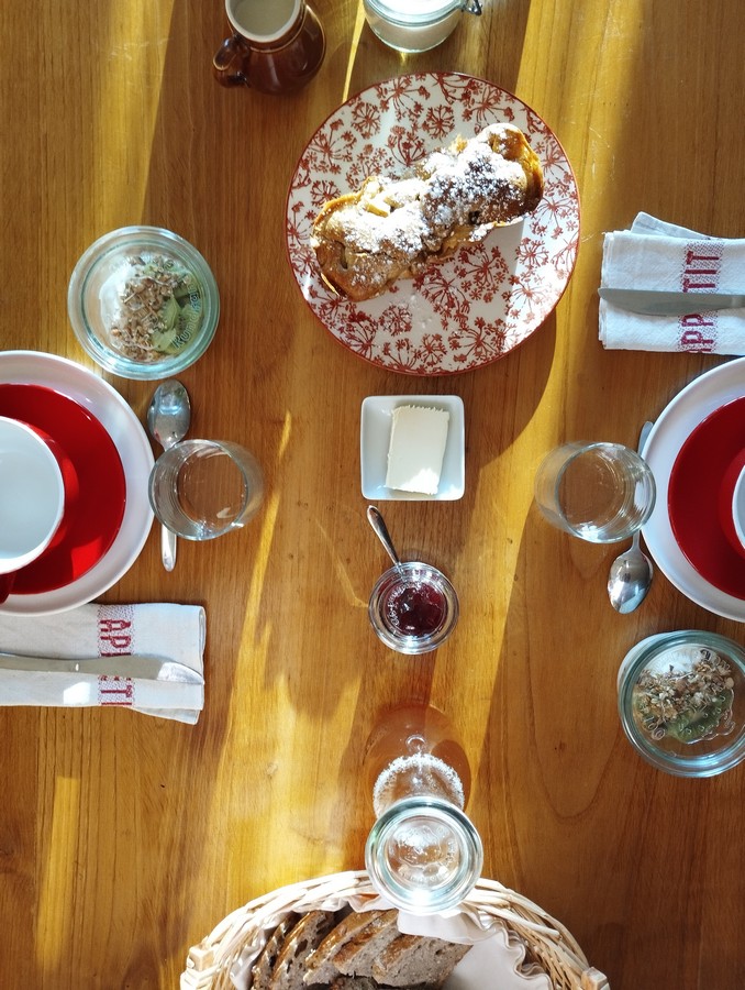 Petit-déjeuner BIO et local des chambres d'hôtes Les Ombelles.