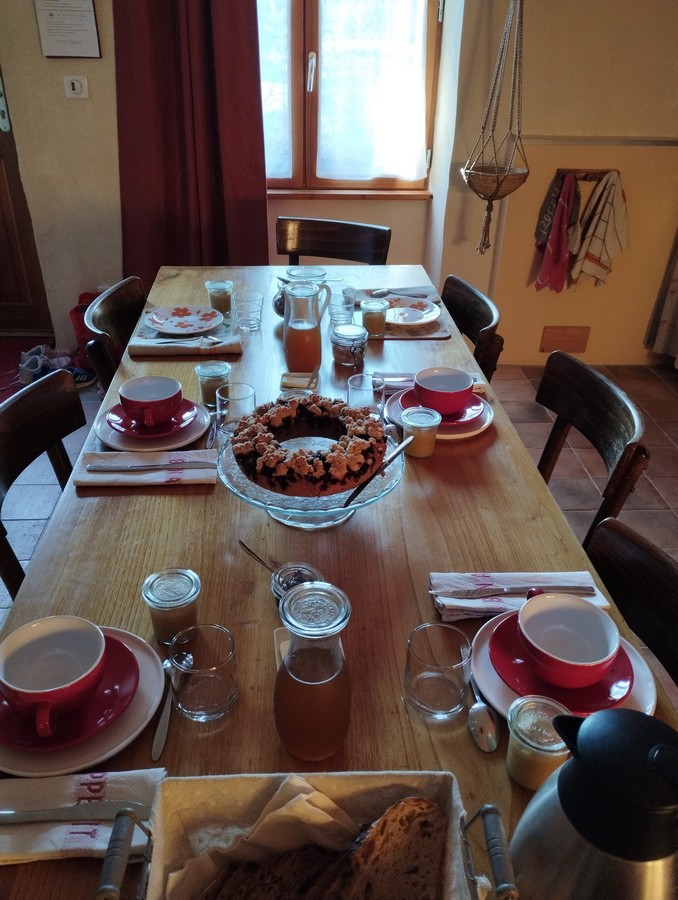 Petit-déjeuner BIO et local des chambres d'hôtes Les Ombelles.