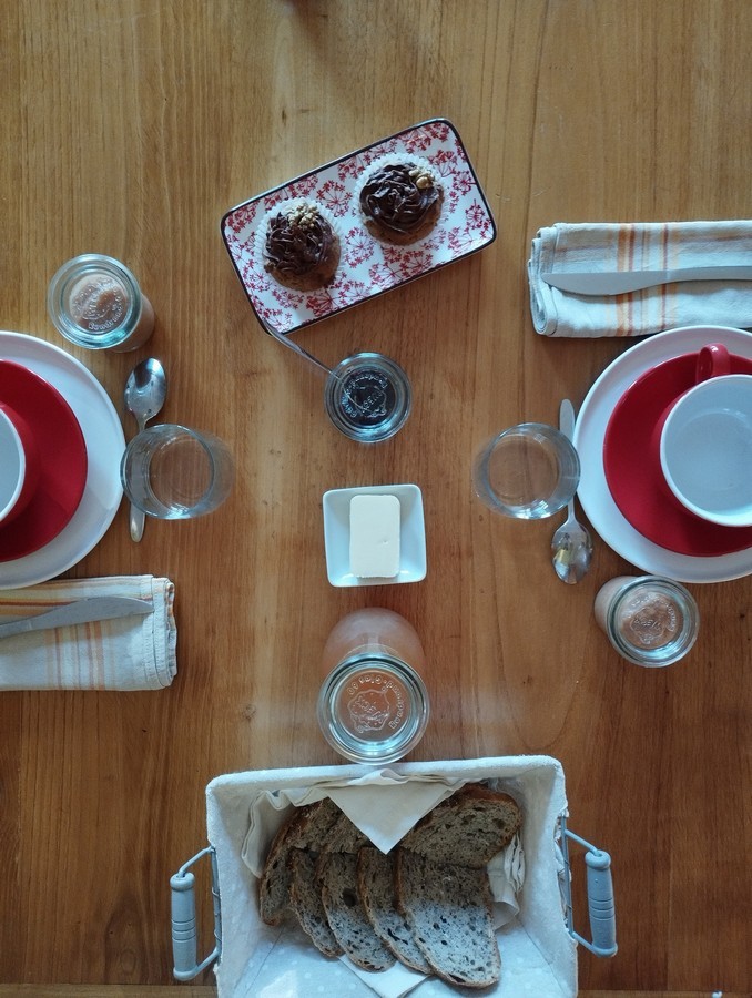 Petit-déjeuner BIO et local des chambres d'hôtes Les Ombelles.